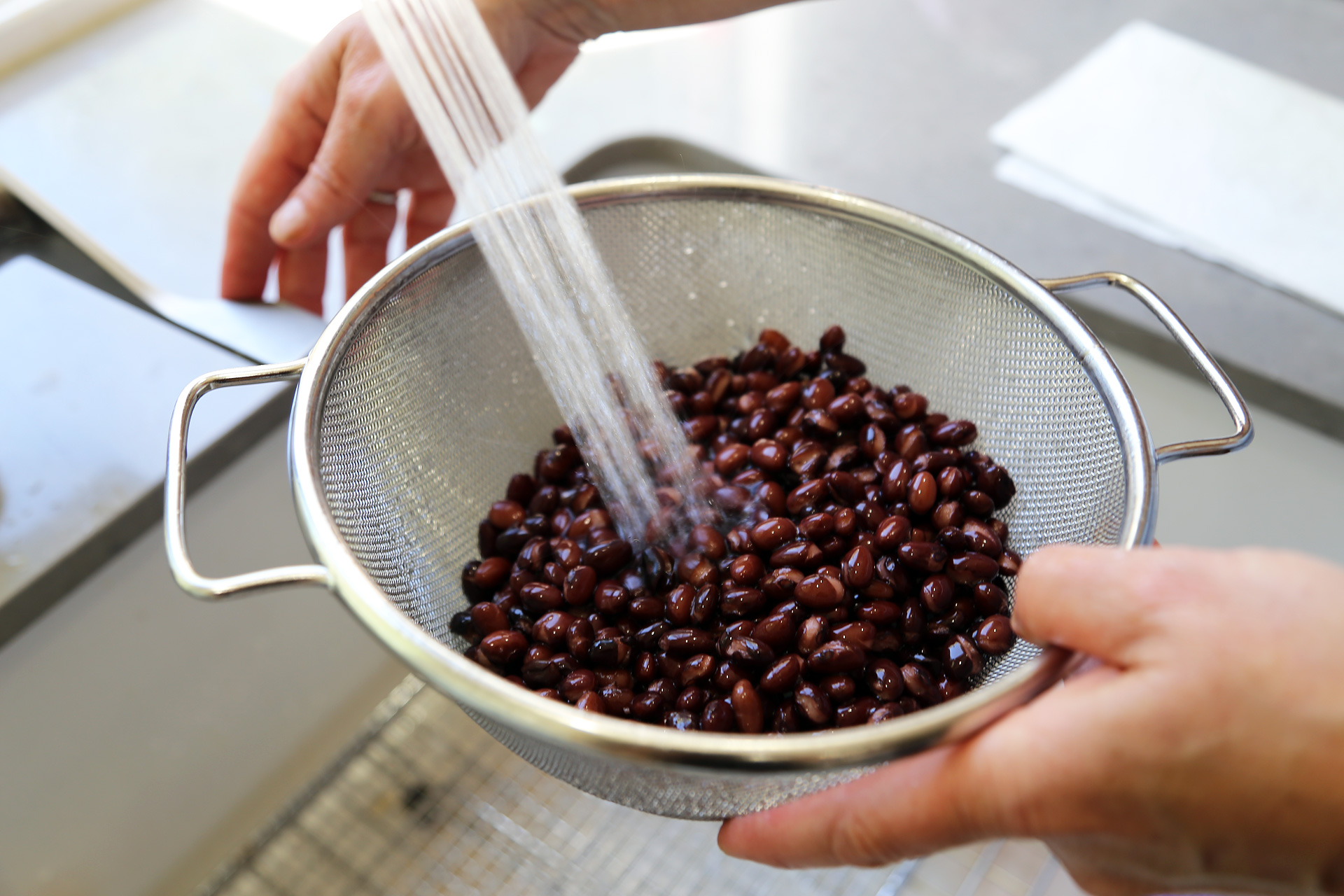 Drain and rinse canned organic black beans.
