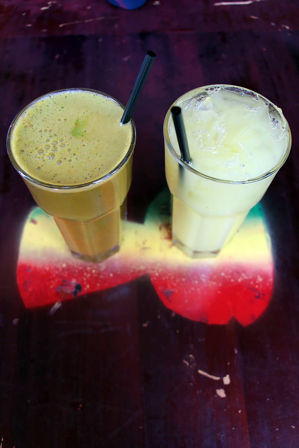 Kale, ginger, apple and carrot smoothie (L) or ginger and pineapple juice (R).