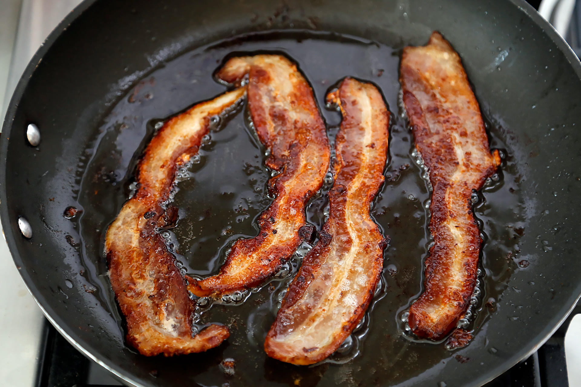 In a frying pan over medium heat, fry the bacon until crisp. Drain on paper towels.