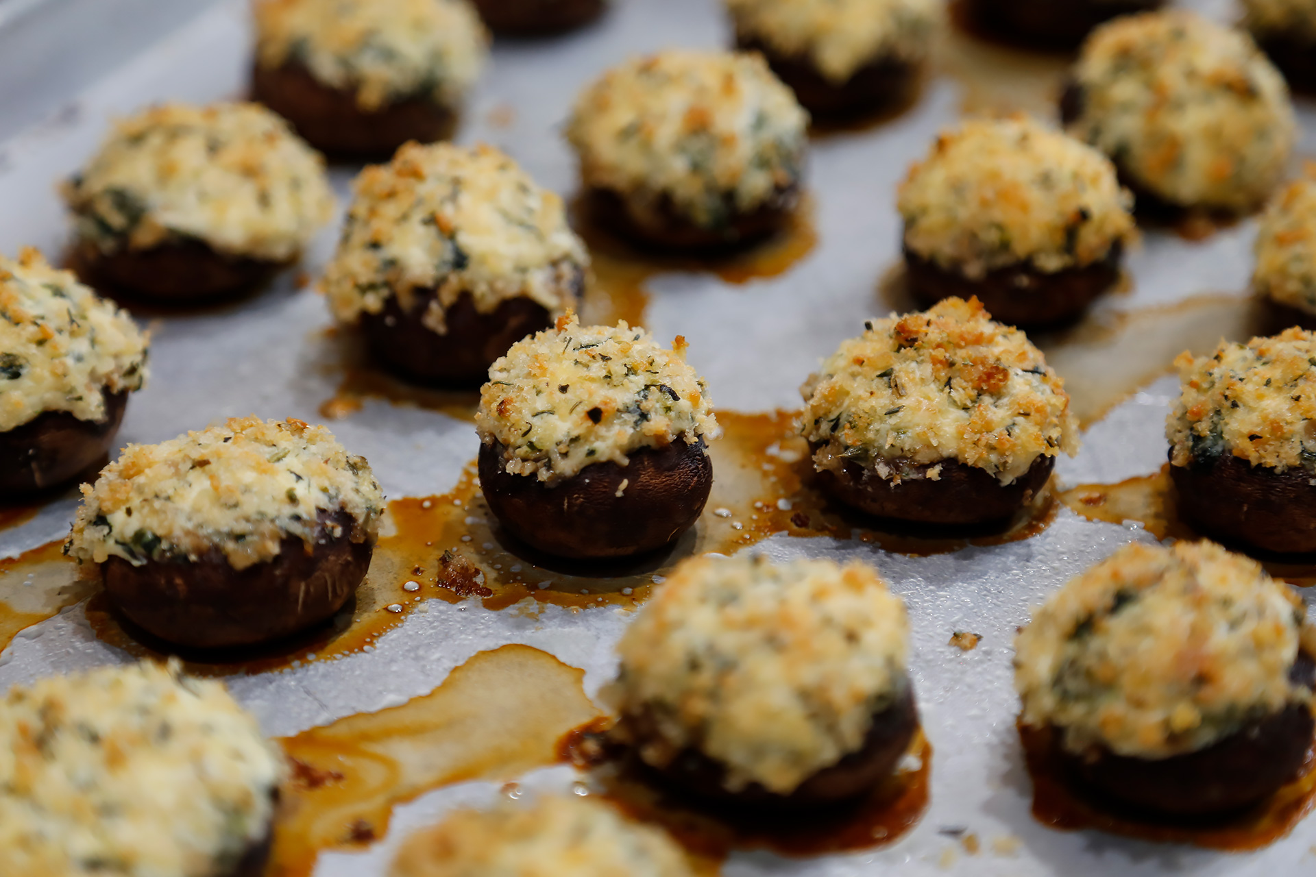 Fresh baked Cheese and Spinach Stuffed Mushrooms with Crispy Herbed Breadcrumbs.