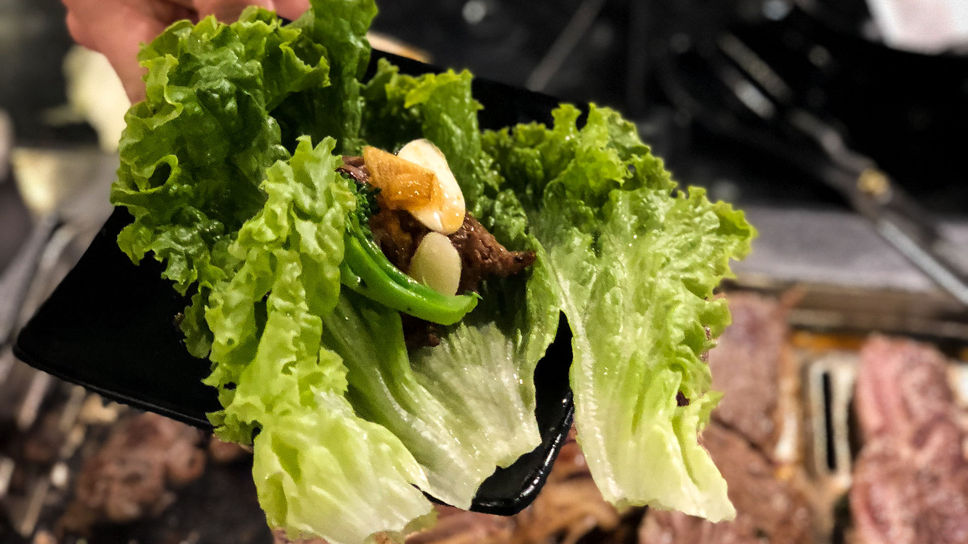 Lettuce wrap with bulgogi and garlic.