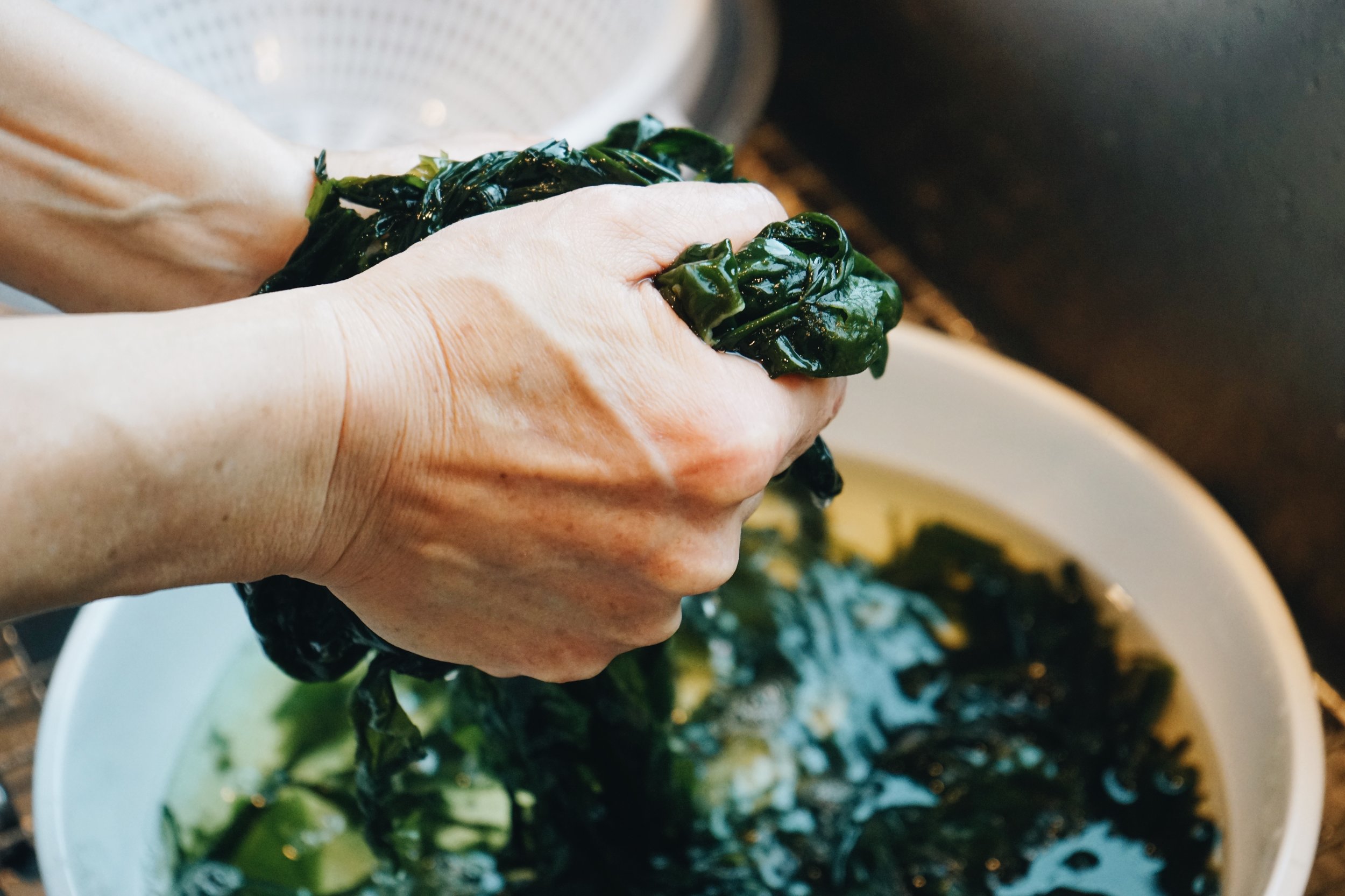 The author's mother washes seaweed to make miyeok-guk (미역국), seaweed soup.
