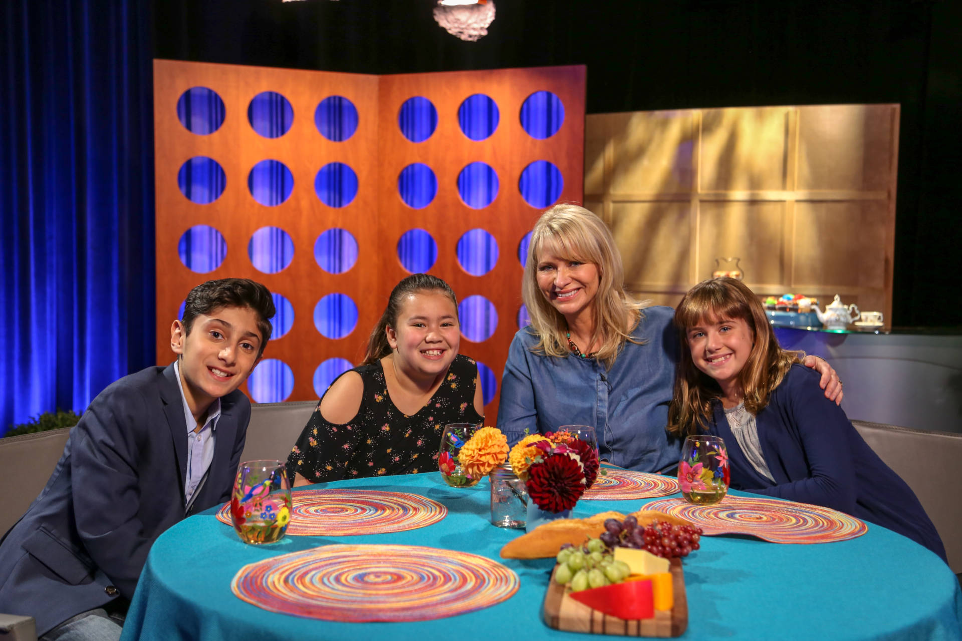 Host Leslie Sbrocco and guests on the set of season 13 episode 21.