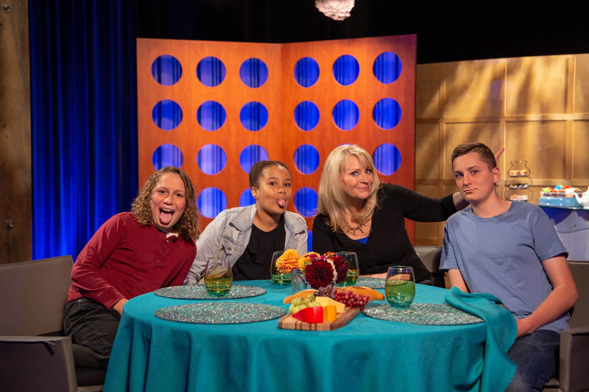 Host Leslie Sbrocco and guests on the set of season 13 episode 24.
