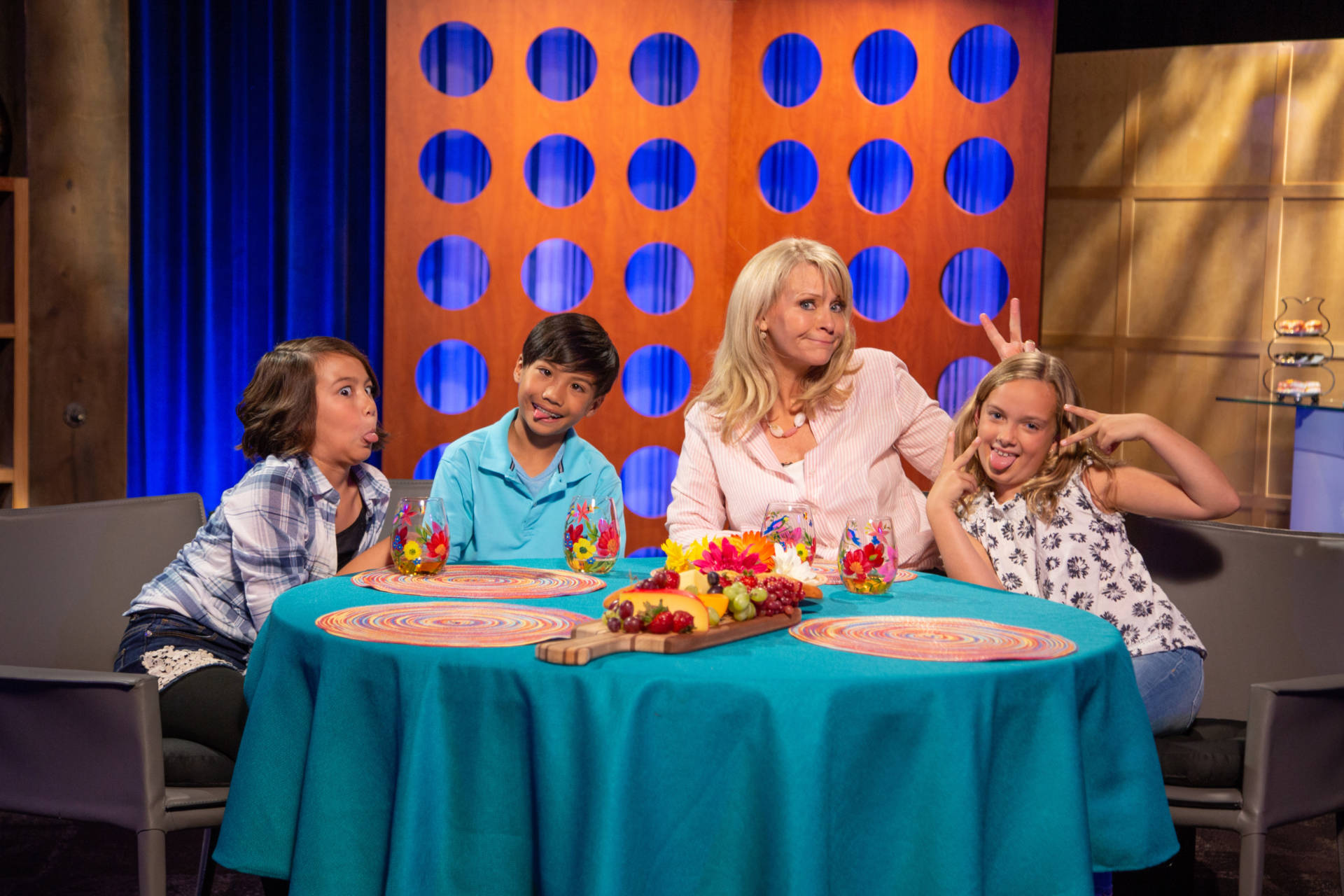 Host Leslie Sbrocco and guests on the set of season 13 episode 22.