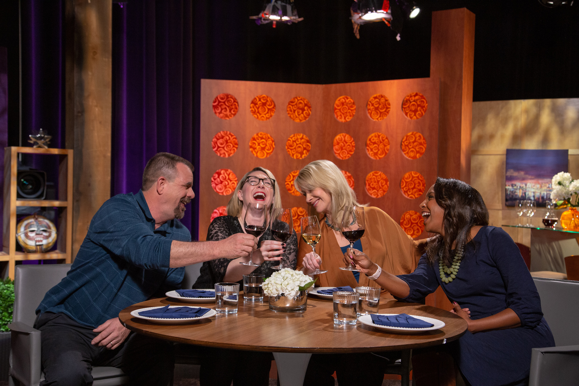 Host Leslie Sbrocco and guests on the set of season 14 episode 8.