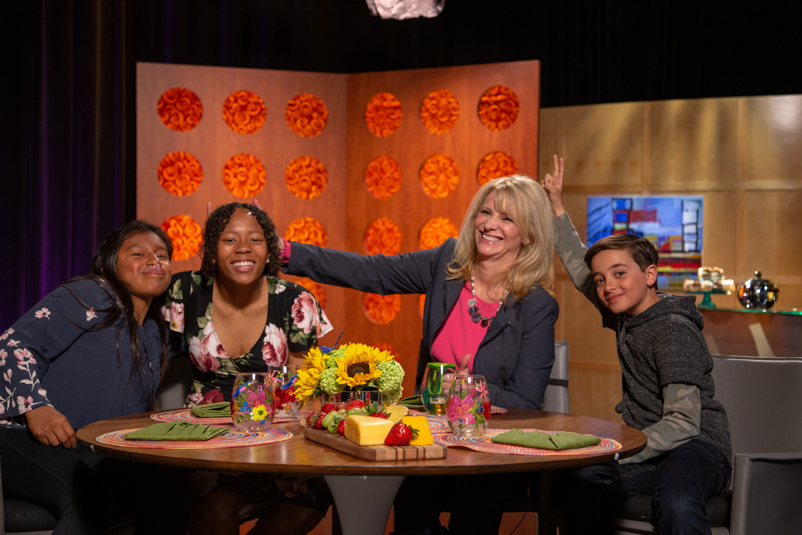 Host Leslie Sbrocco and guests on the set of season 14 episode 21.