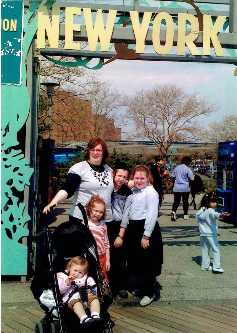 Henny Kupferstein and her four children in front of the New York Aquarium seven years ago, on the last day that she saw them. Her children were 12, 10, 5 and 15 months at the time.