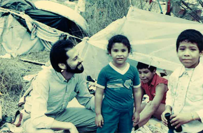 Rubin in Brownsville, Texas with Central American refugees in 1989. A federal judge granted a temporary restraining order allowing refugees to leave Texas and reunite with family elsewhere in U.S.