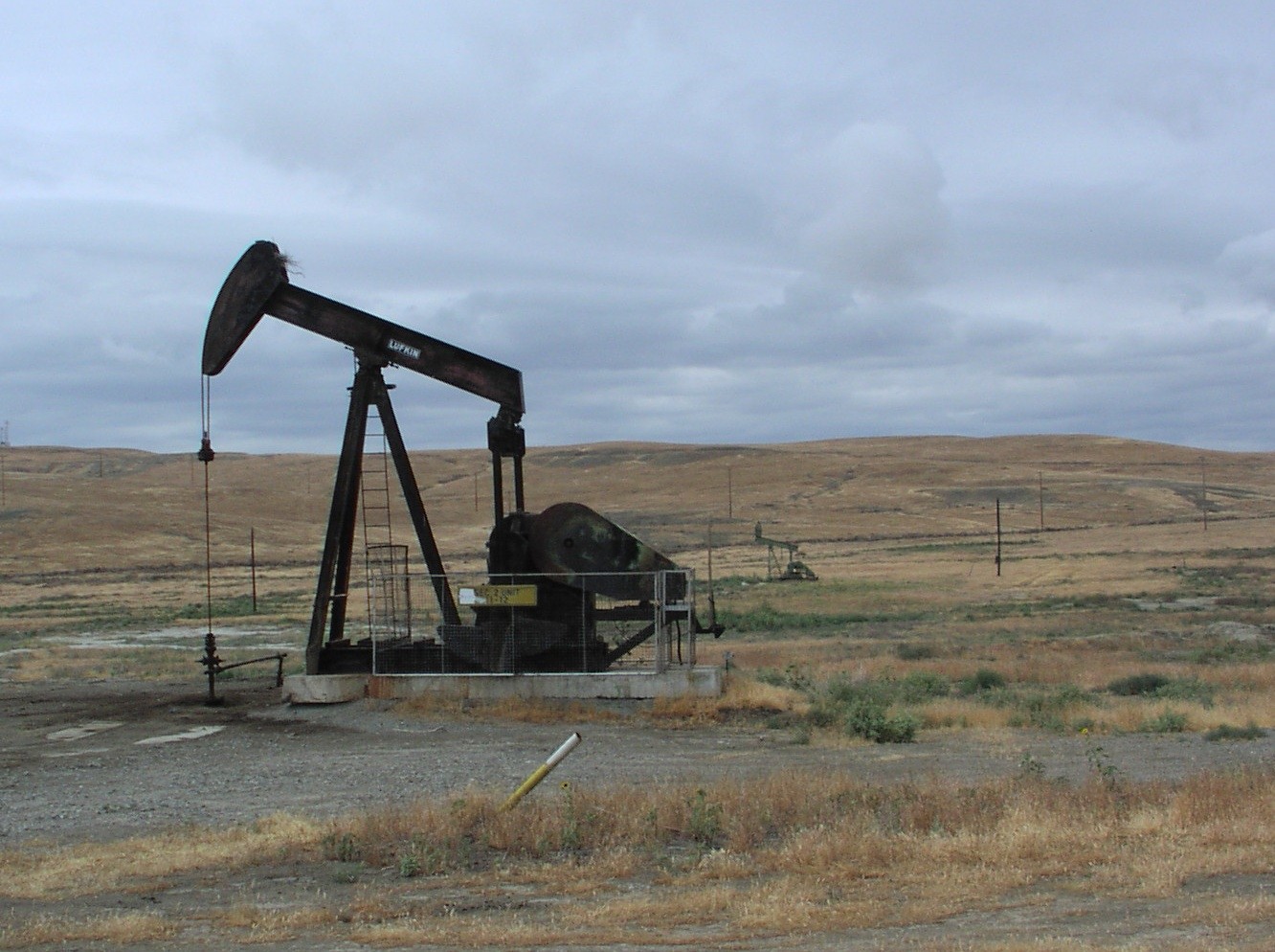 An idle oil well in the eastern portion of the Coalinga Field.