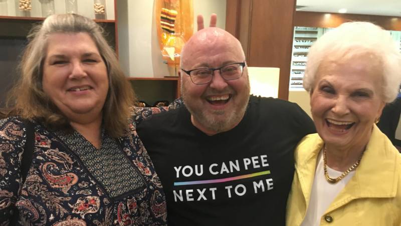 Tom Kennard with his sister Amy Martinez and mom Joyce Arterberry in Knoxville, Tennessee. (Photo: Chloe Veltman/KQED)