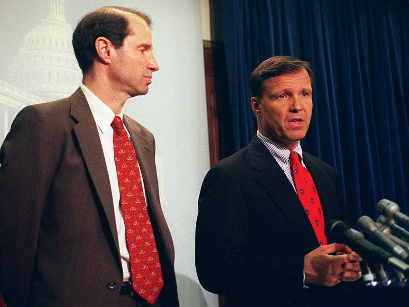 Sen. Ron Wyden, D-Ore., (left) and Rep. Christopher Cox, R-Calif., speak about the Communications Decency Act at a news conference in 1997.