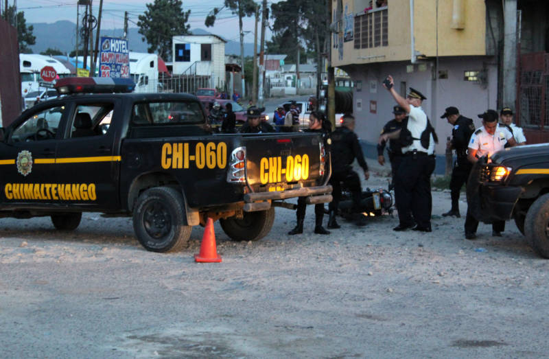 Police in Chimaltenango killed two men on a motorcycle they said were assassins hired by a local drug cartel.
