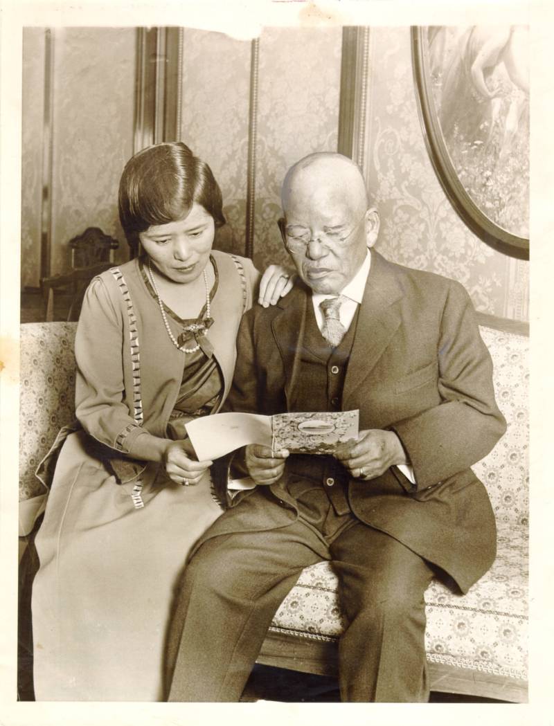 Makoto Hagiwara and his daughter in 1924.