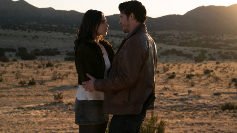 Jeanine Mason as Liz and Nathan Parsons as Max in 'Roswell, New Mexico.'