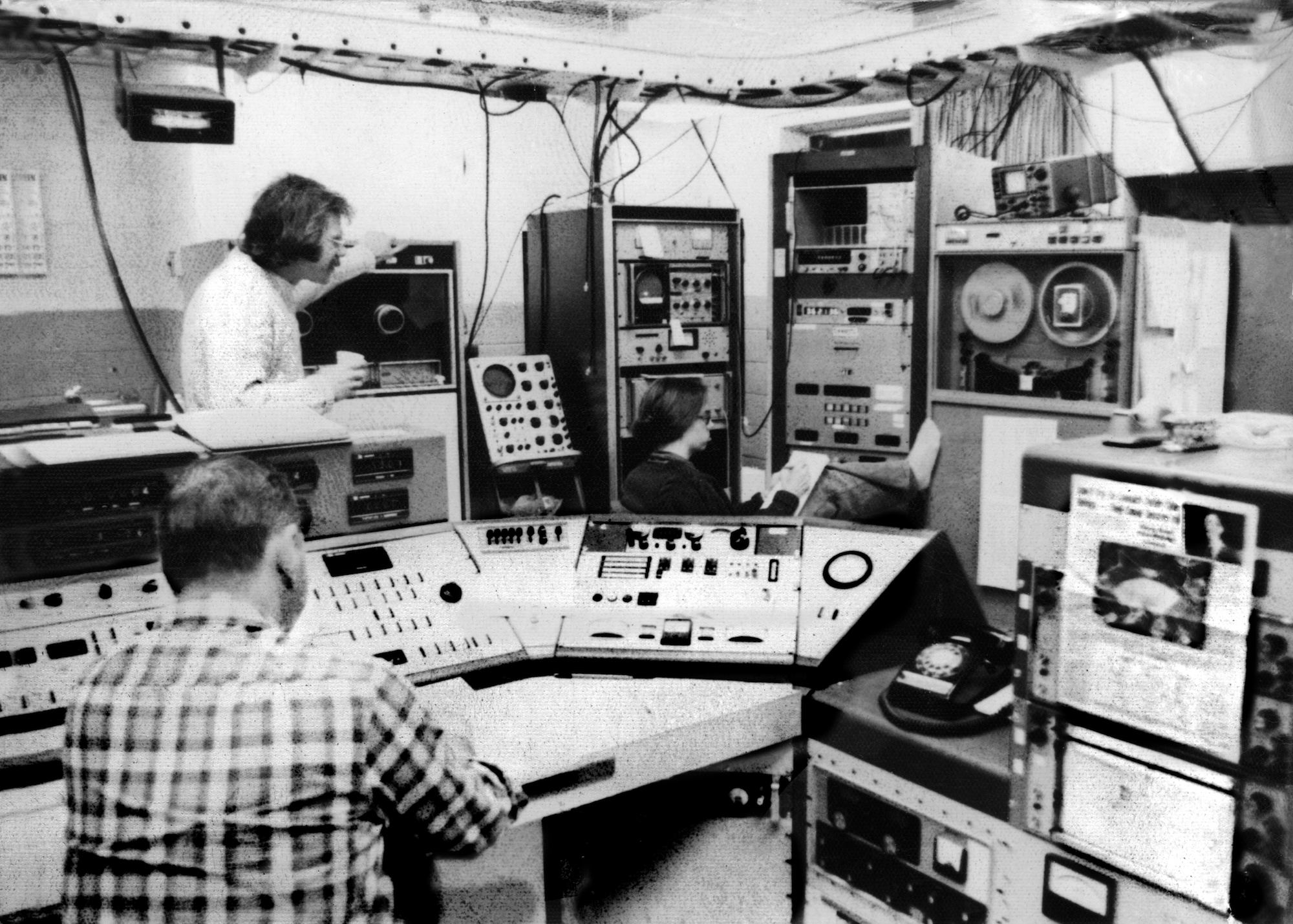Tarter (background) gets comfortable in the control room at the National Radio Astronomy Observatory in 1976.