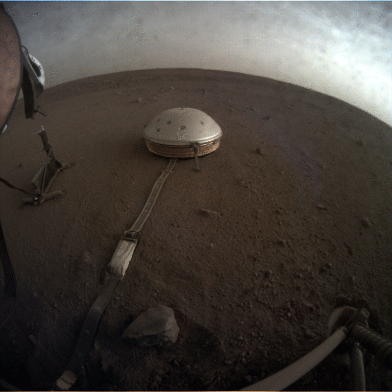 Picture showing the InSight lander's seismic detection instrument, SEIS, deployed on Mars' surface. 
